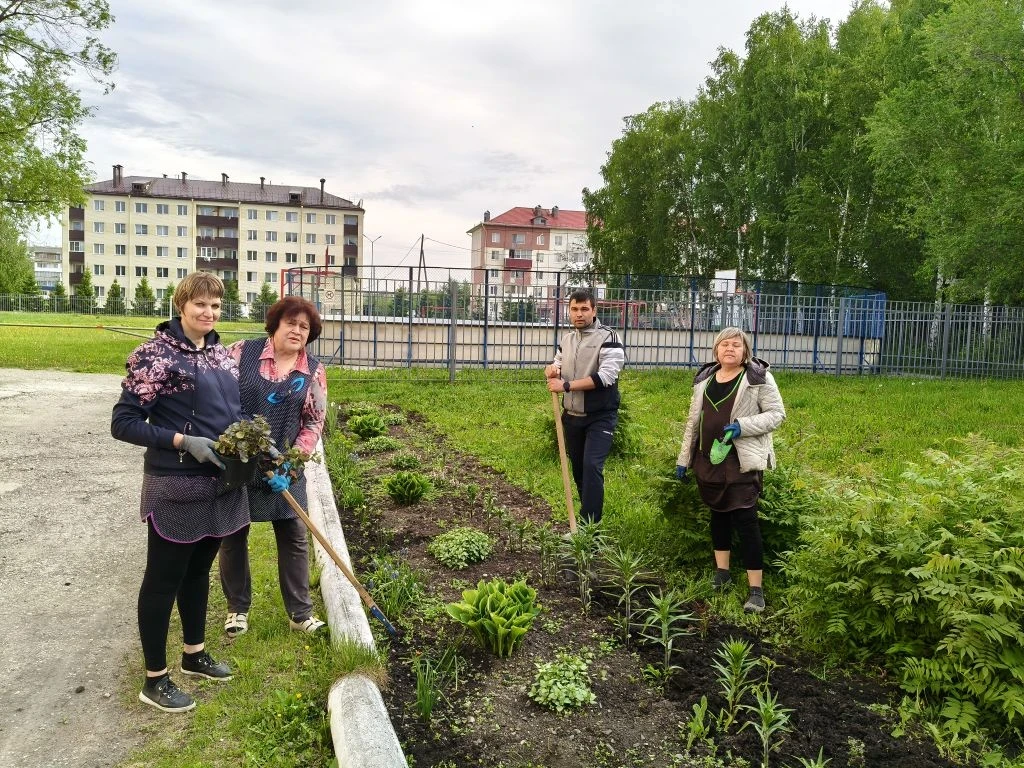 05.06.2026г. на территории МБОУ "СОШ N5 г.Гурьевска" прошел субботник. Сотрудники технического персо