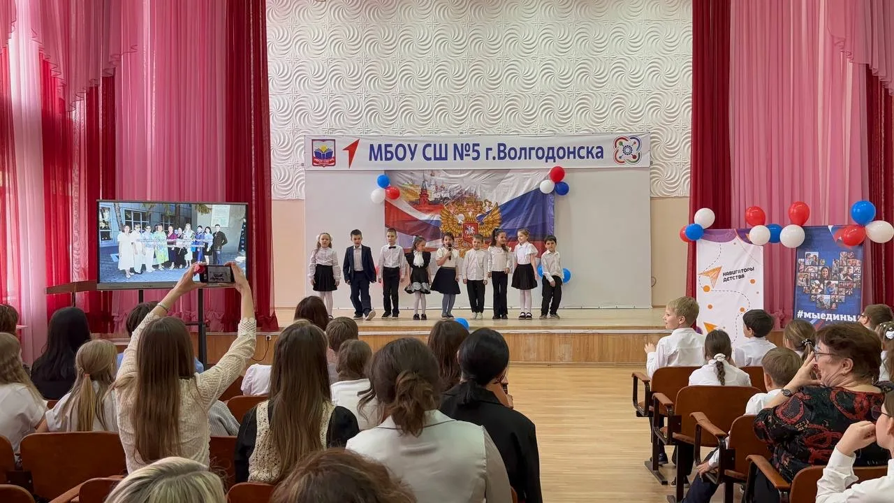 В МБОУ СШ5 г.Волгодонска был подготовлен концерт, приуроченный Международному женскому дню!🌸♥️  Ребя