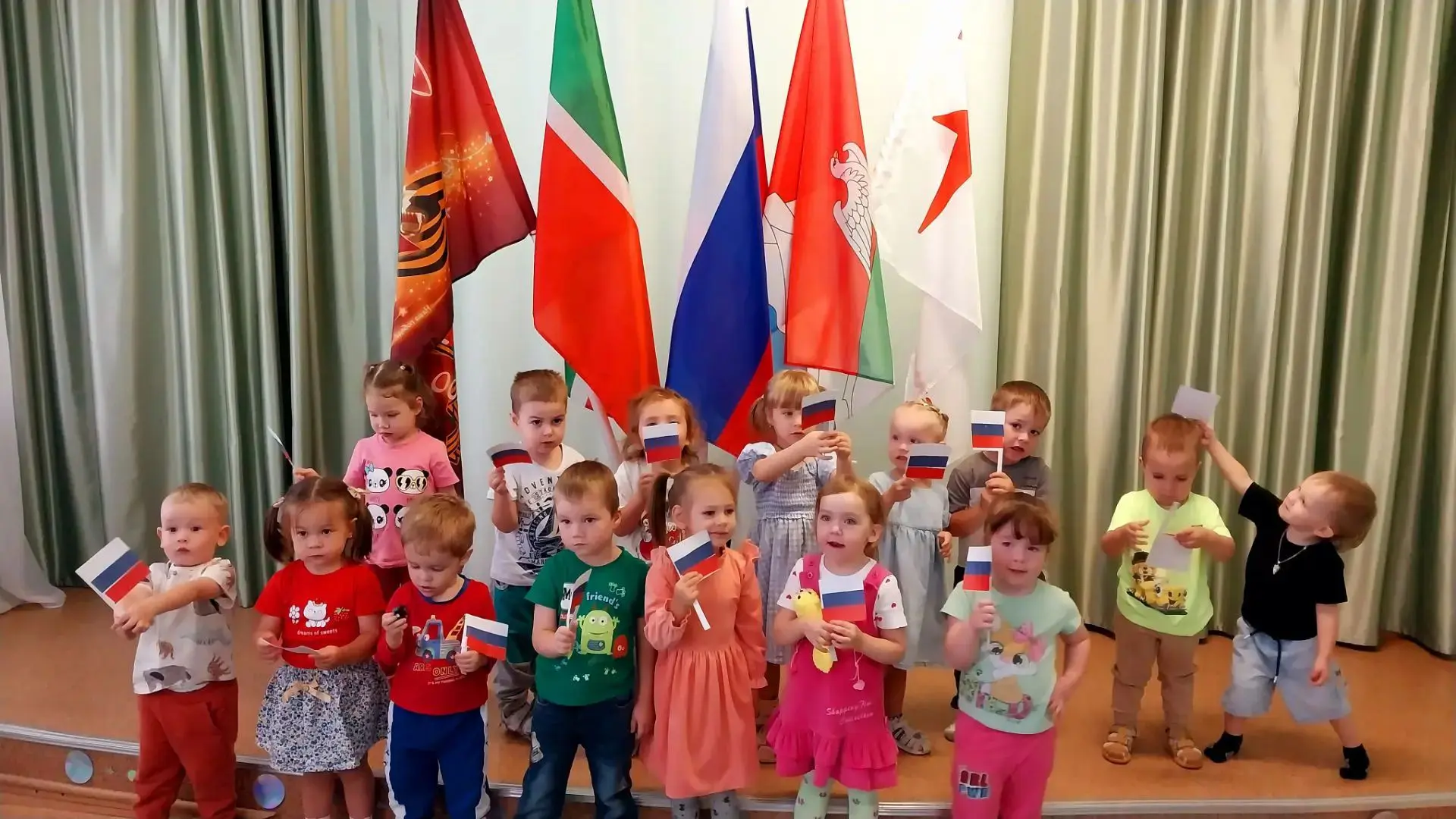 День флага в нашем детском саду:  праздник единства и творчества! 🎉