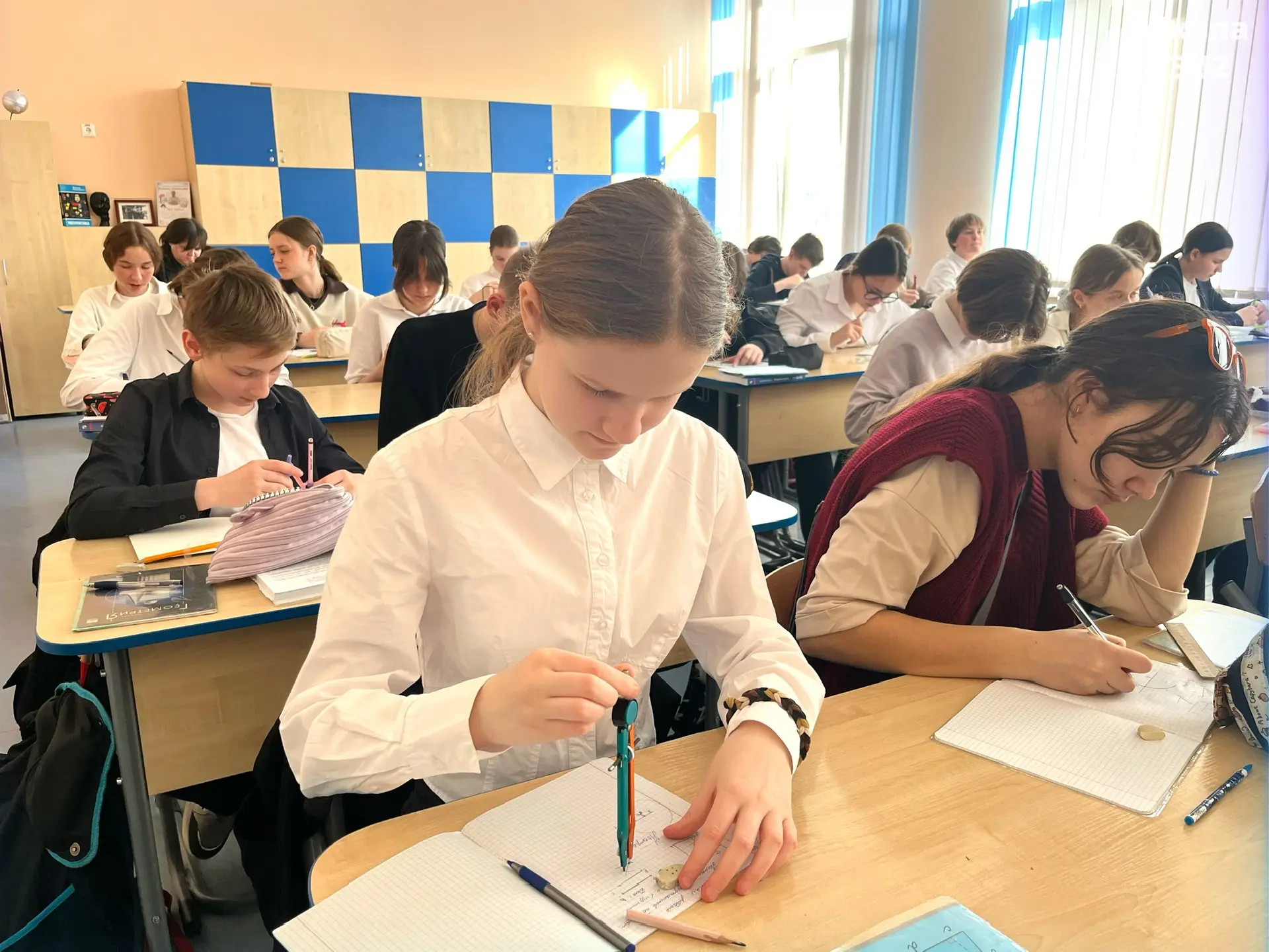 📐 Занятие по математике в 7 классе: строительство треугольников!  🏗 Геометрические знания активно пр