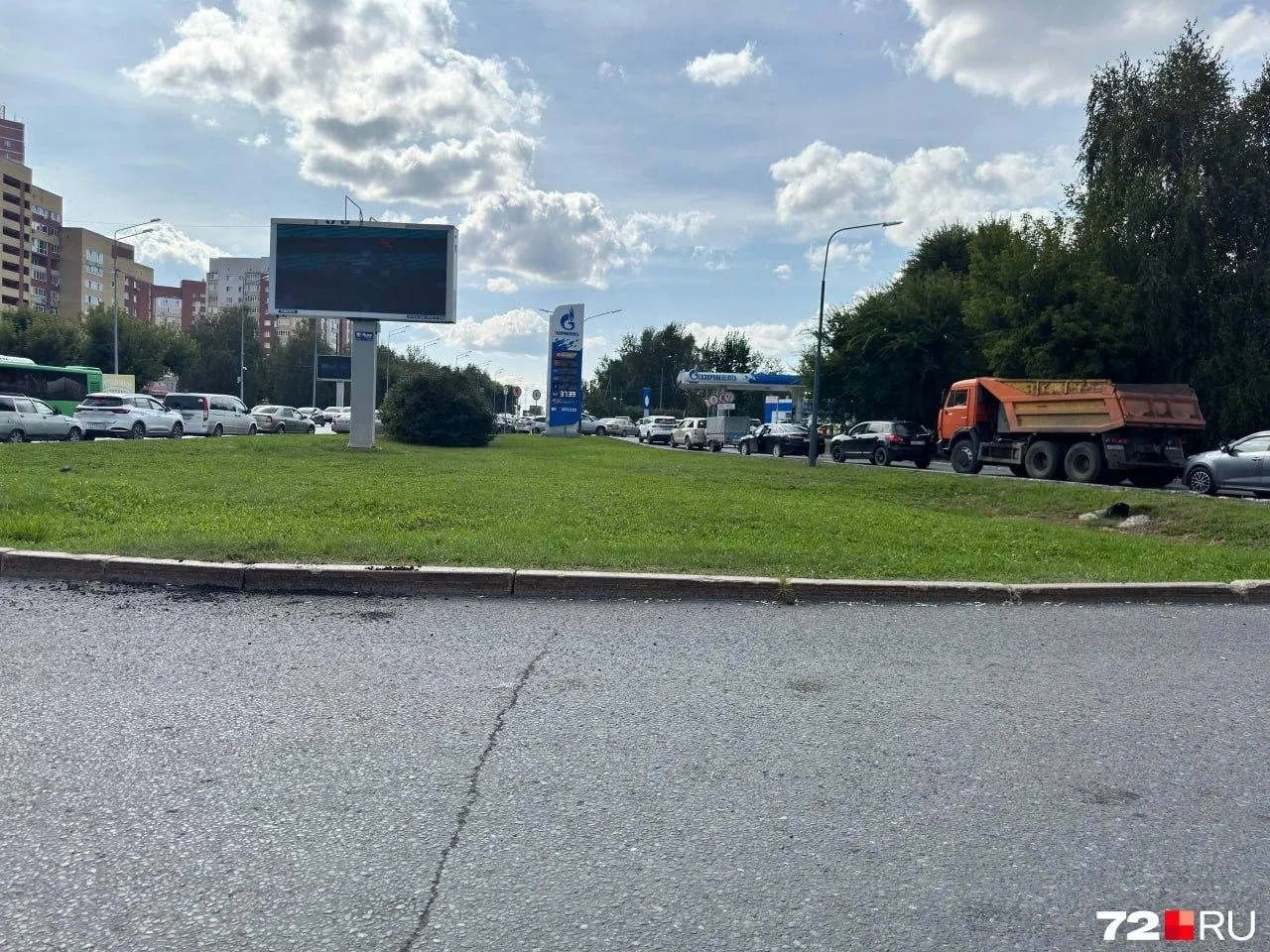 На тюменских АЗС снова длинные очереди