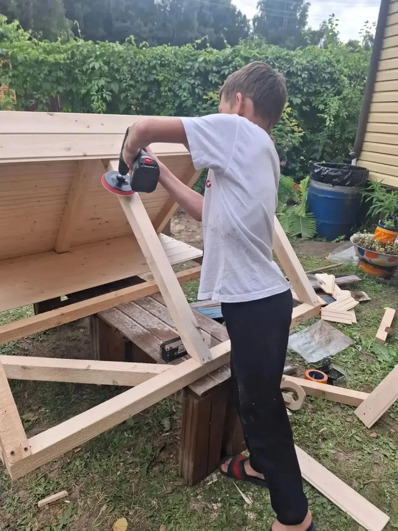 🔨 Настоящий хозяин: когда лето — это не только отдых, но и дело! 🛠️

Пока одни ребята просто насла