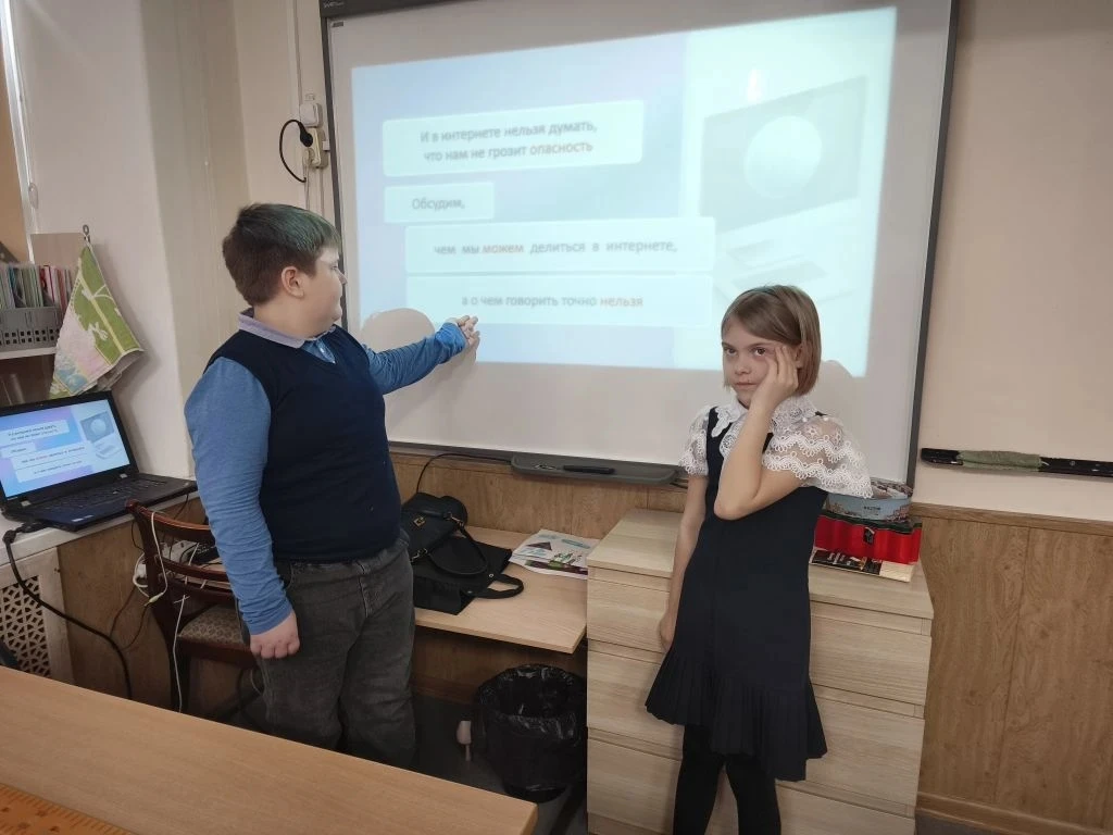 🇷🇺Утро понедельника в нашей школе началось с поднятия флага Российской Федерации и традиционного уро