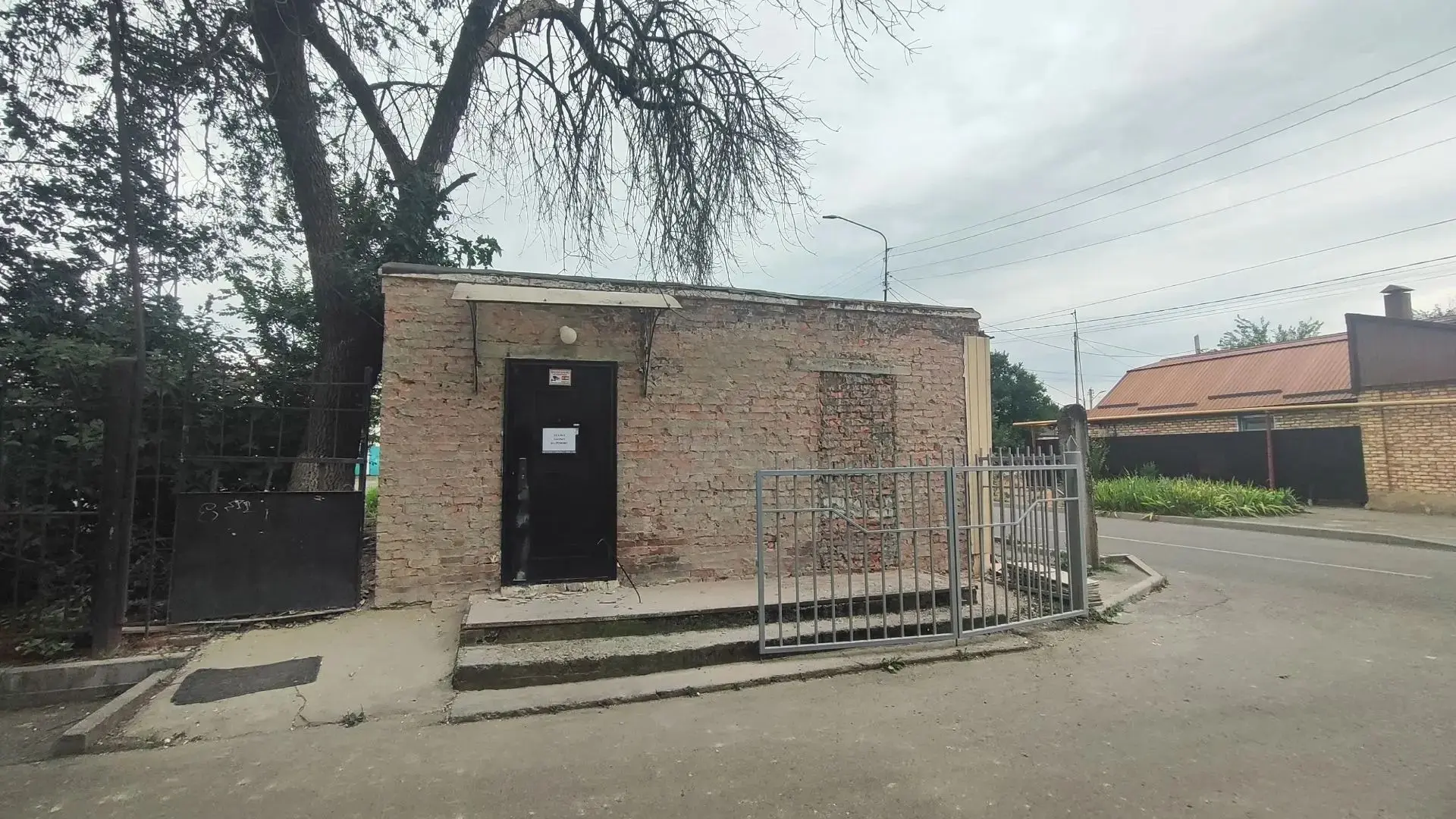 В городском парке приступили к капитальному ремонту общественного туалета. Состояние зд...