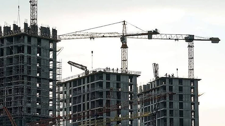 Основу экономики Донецкой народной республики составляют местные предприятия, однако и бизнес из дру