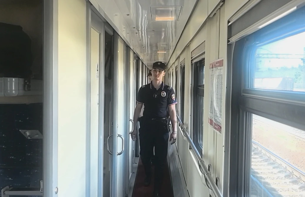 👮‍♂️🚉🫡Кражу крупной суммы денег в поезде раскрыли сотрудники Братского ЛО МВД России...