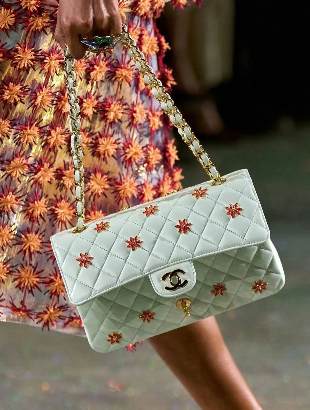 С приходом Мэтью Блейзи в Chanel сумки стали целым отдельным событием ! Он не ломает каноны бренда ,