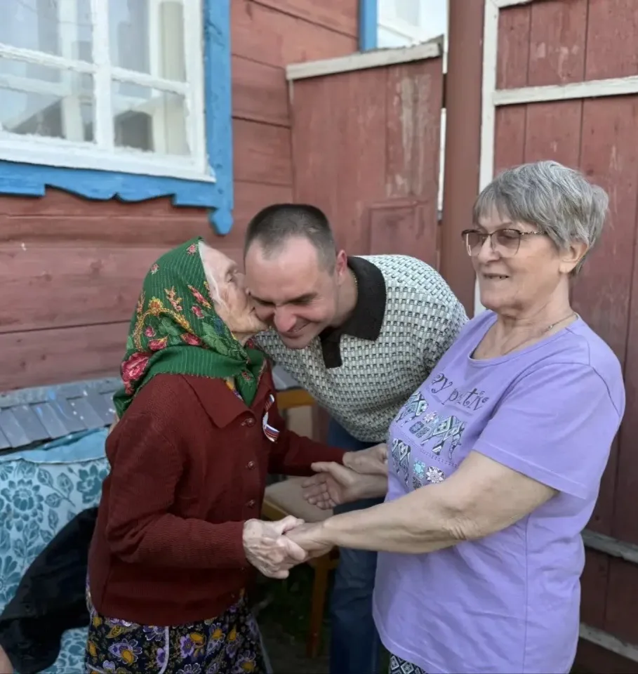🎵Победа приходит в каждый дом. Сегодня – песней.  «Фронтовая бригада» выступила под окнами детей вой