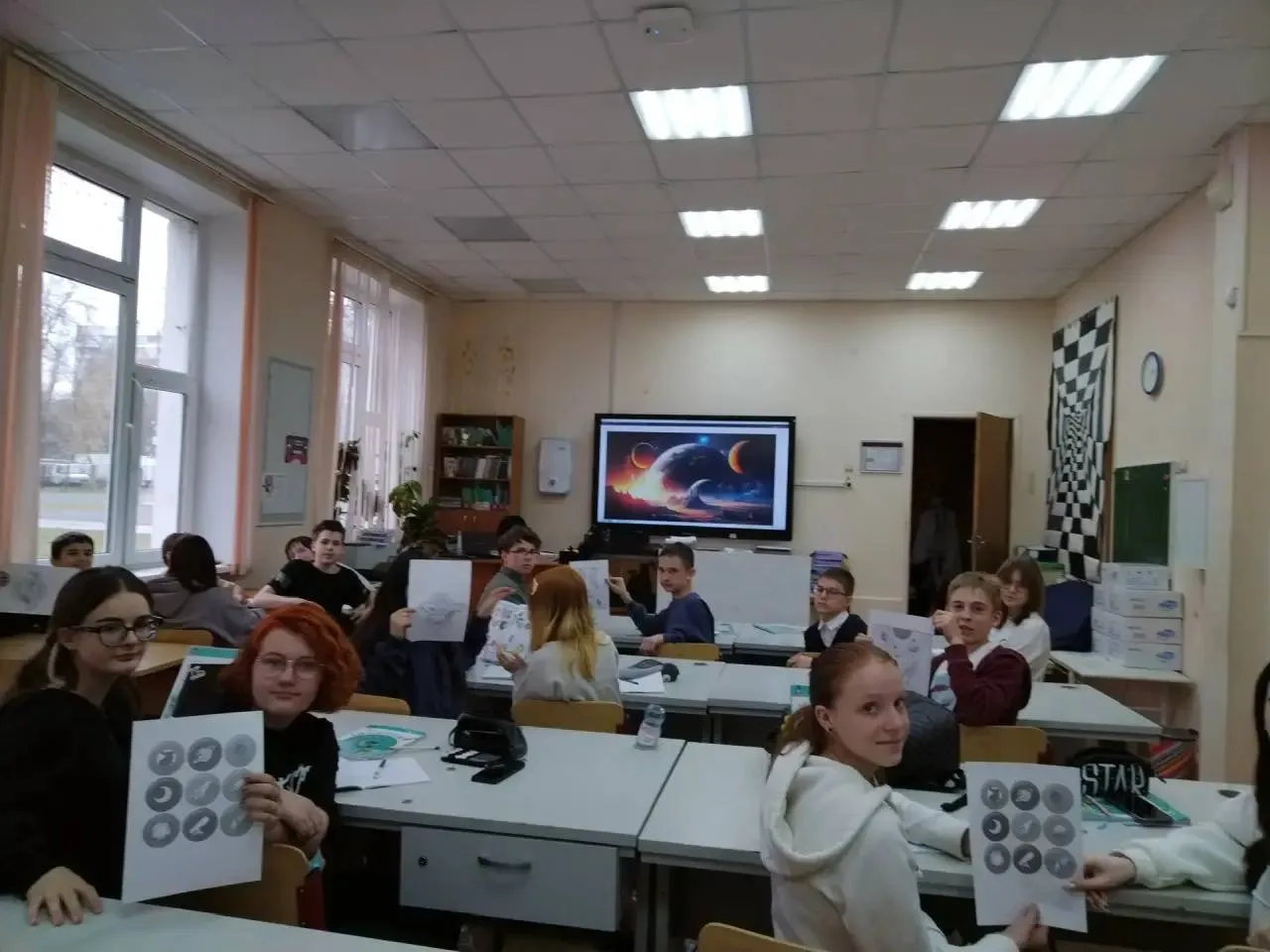 День космонавтики! ☄️  Вы думаете, День космонавтики — это только про историю? А вот и нет! Целую не
