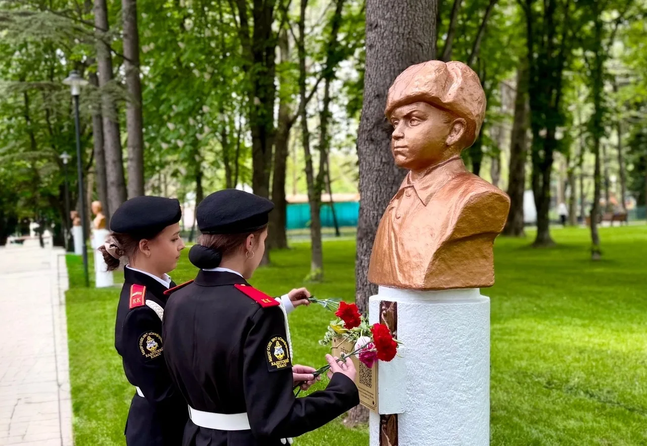 Сегодня, 17 июня, ровно 100 лет со дня рождения Лёни Голикова — юного разведчика, чей бюст украшает 