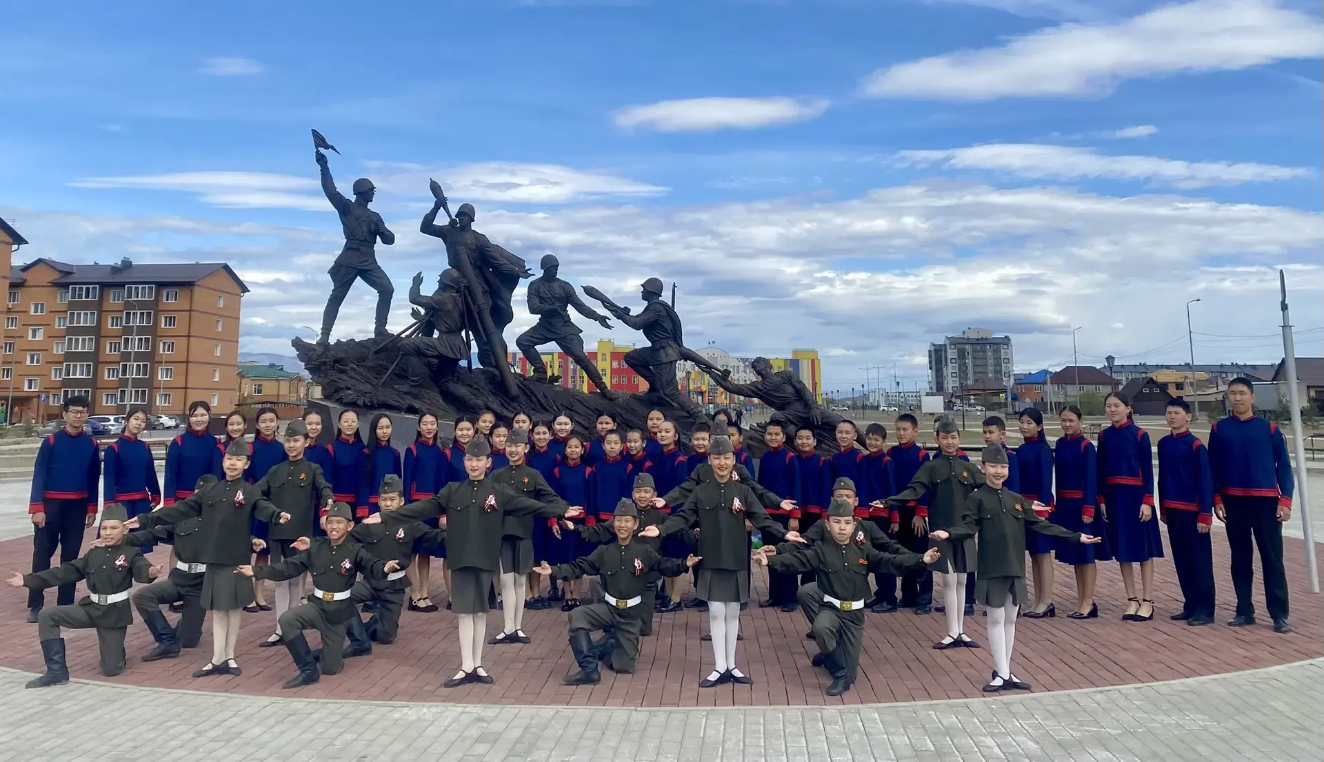 Накануне празднования 81-й годовщины Победы в Великой Отечественной войне учащиеся хоре...