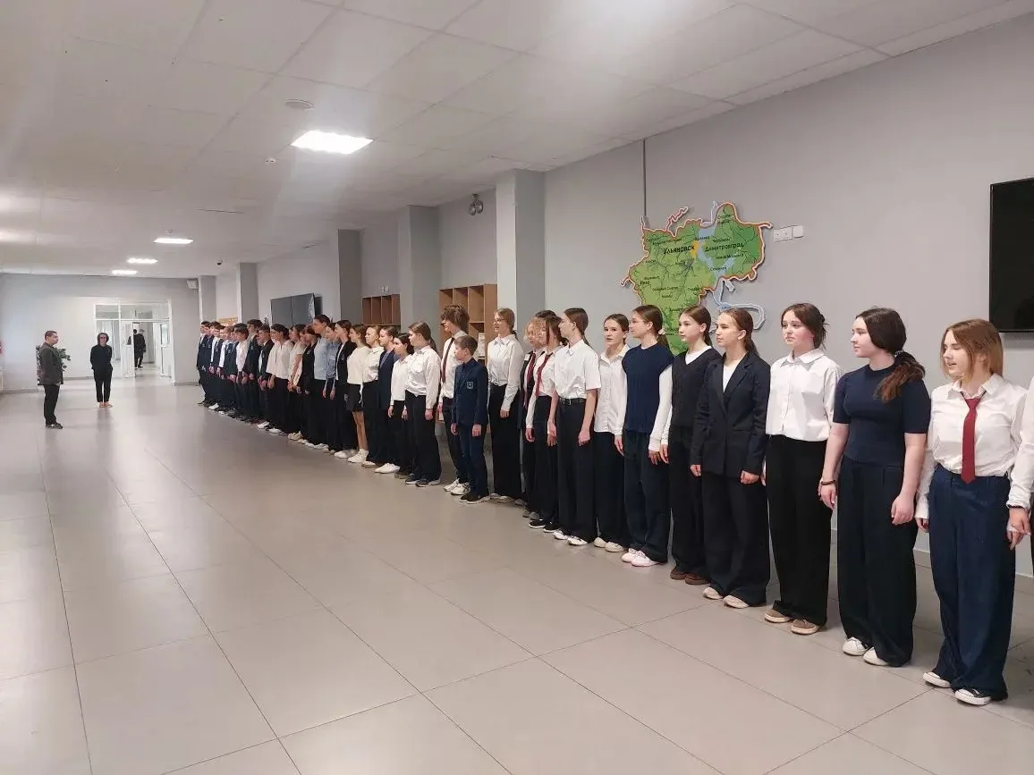 День Земли - каждый день.  🇷🇺 Понедельник в нашем лицее традиционно начался с торжественной линейки 