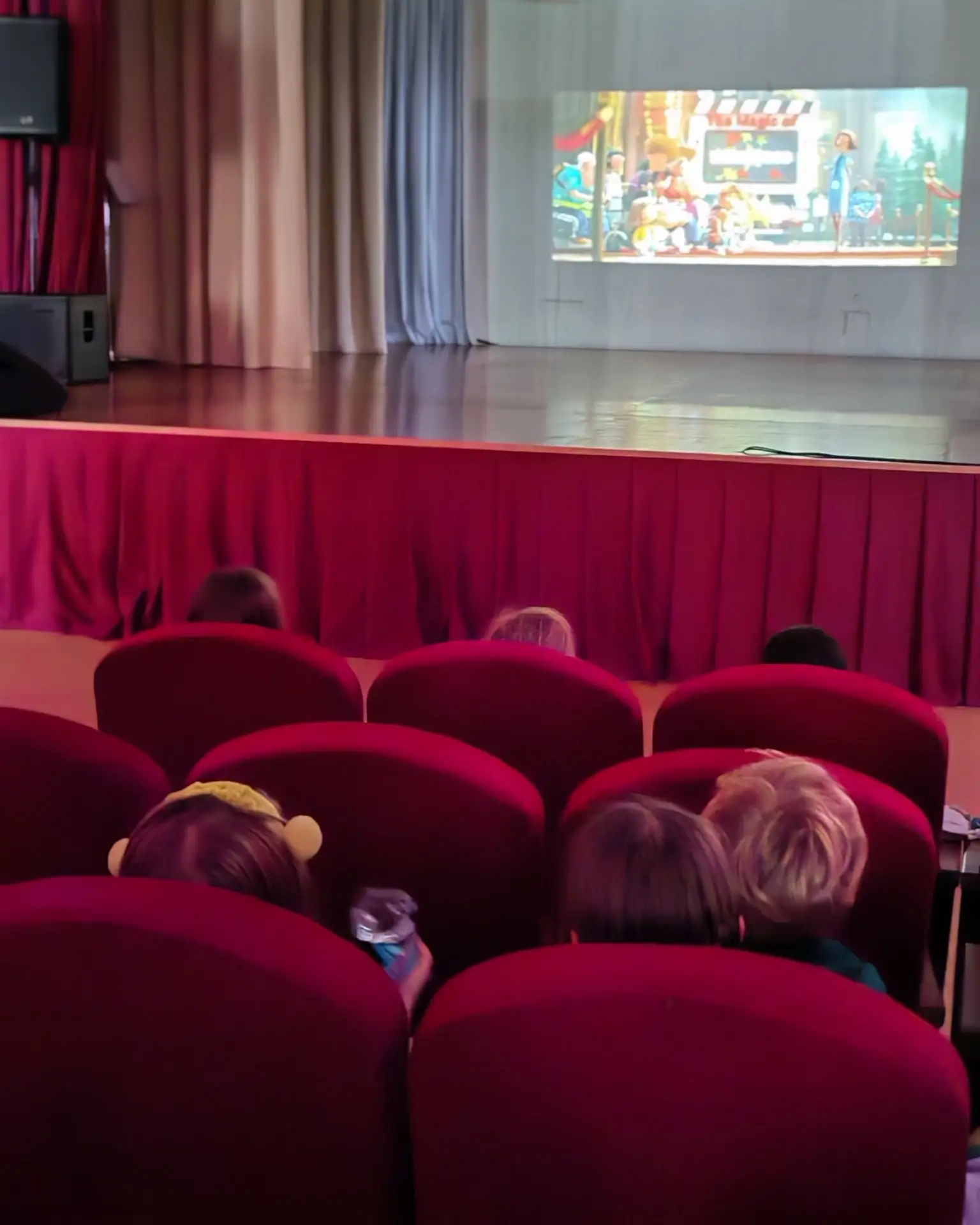 Сотрудники Дома культуры п.Варшавка 18 августа провели кинолекторий для детей «Миньоны ...