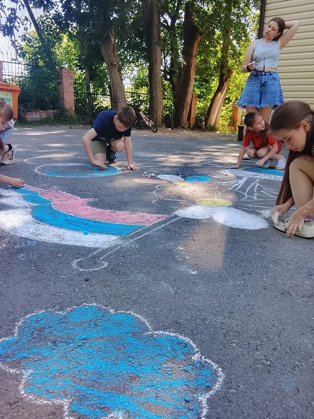 ☀ В лагере «Солнышко» выросла целая аллея символов России! 🎨🇷🇺 
Воспитанники пришкольного лагеря 