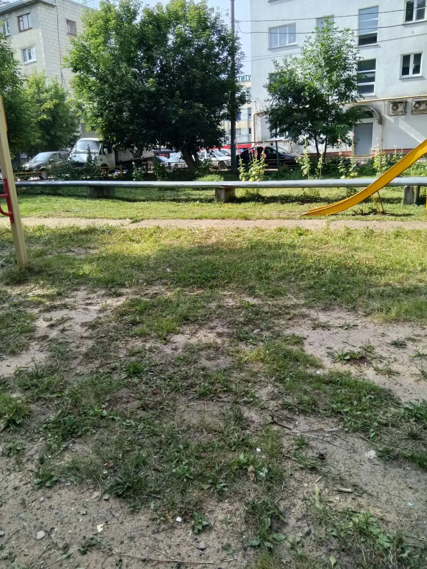 🌿 Продолжаем ежедневный уход за придомовыми территориями.

Своевременно выполняем покос травы, чтоб