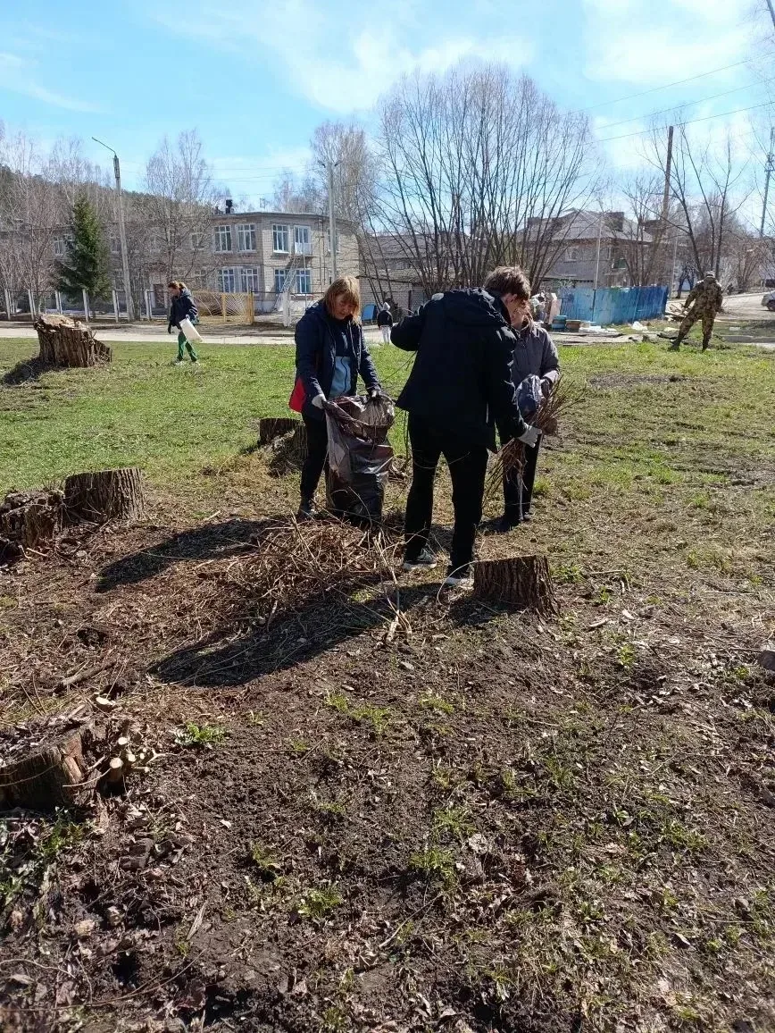 Субботники на придомовых территориях продолжаются.