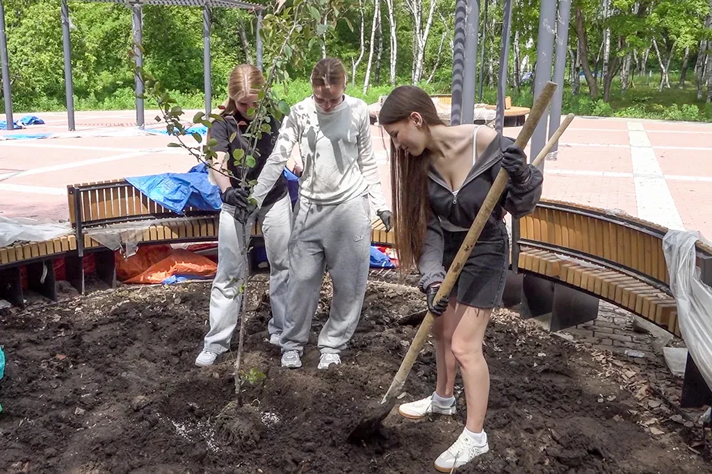 В сквере у Центра культуры высадили 150 деревьев и кустарников

🌳 В «Парке света» у Центра культуры