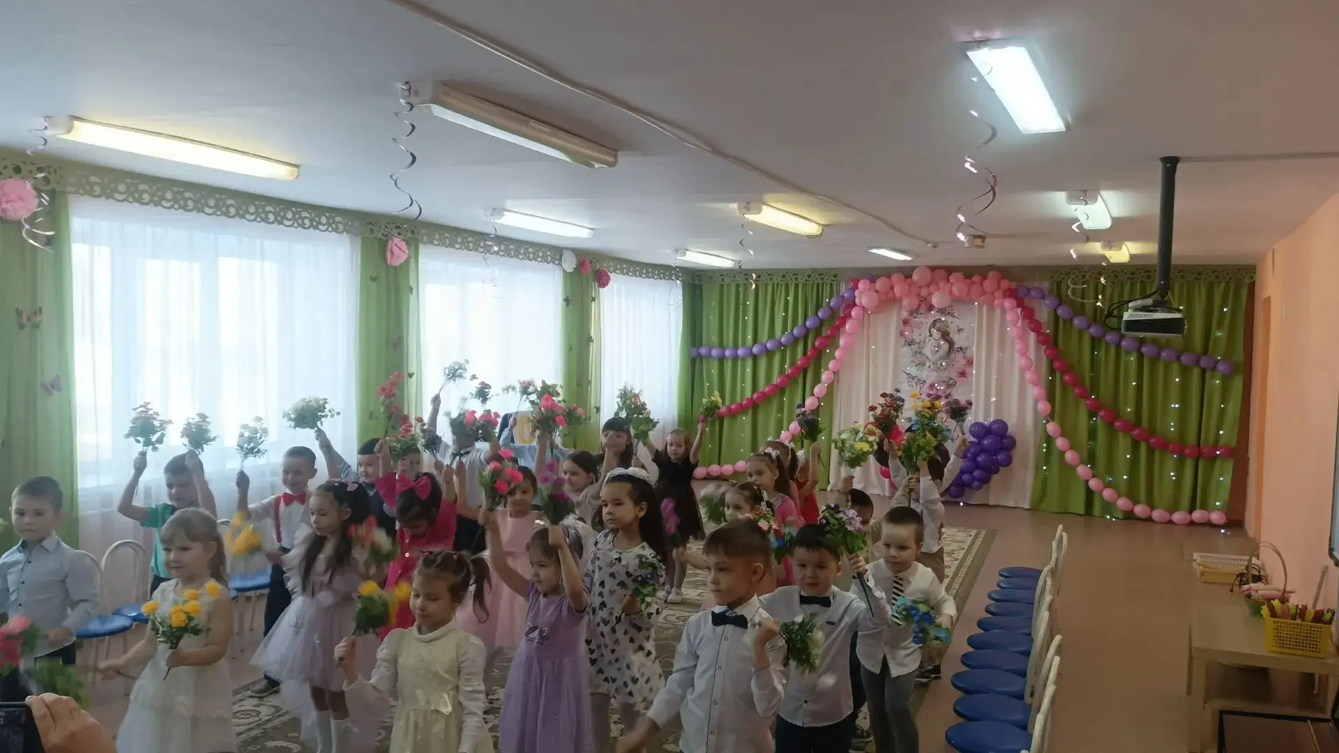Вот опять наступила весна
Снова праздник она принесла!
Праздник радостный, светлый и нежный
Праздник
