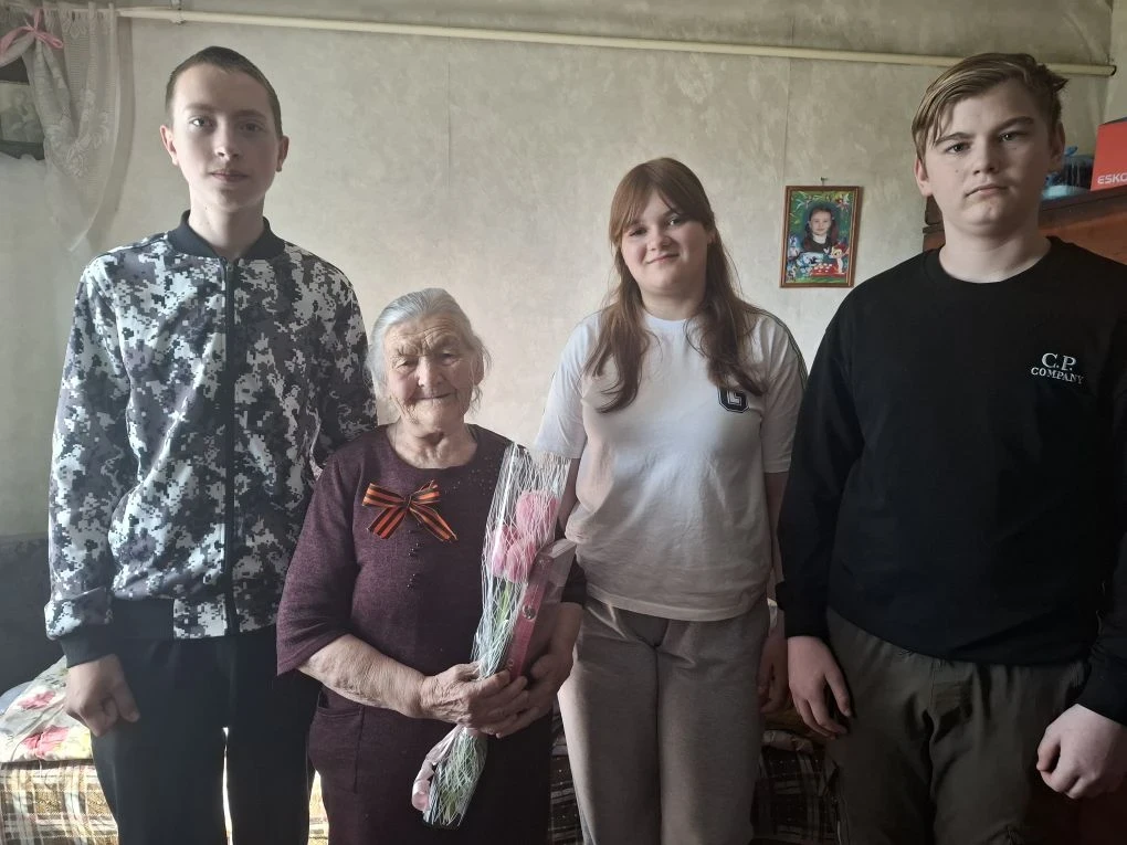 Ученики нашей школы поздравили с Днём Победы Куравкину Александру Яковлевну — узника Ве...