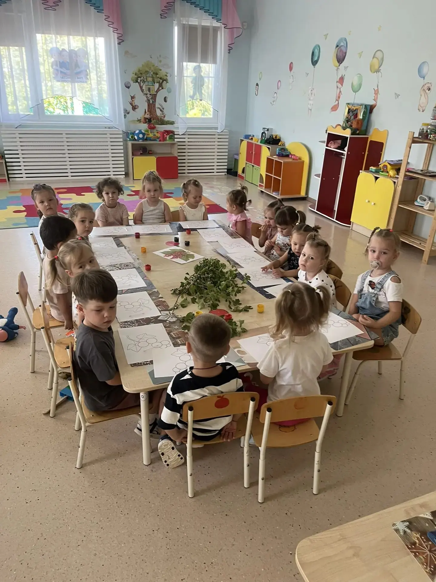 Сегодня в уютной группе «Радуга» прошло удивительное путешествие в мир смородины. Мы с ребятами позн