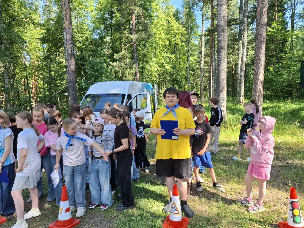 🚦 Безопасность на дороге — это важно! А учиться правилам можно весело и интересно! 
🎉В наш лагерь 