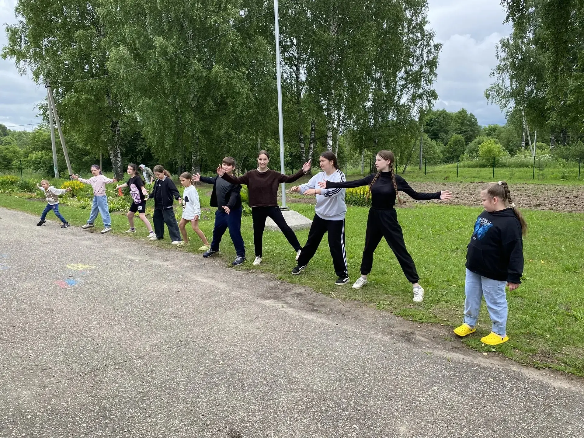 🎉 День в лагере «Друзья природы»: традиции, спорт и важные разговоры! 🎉