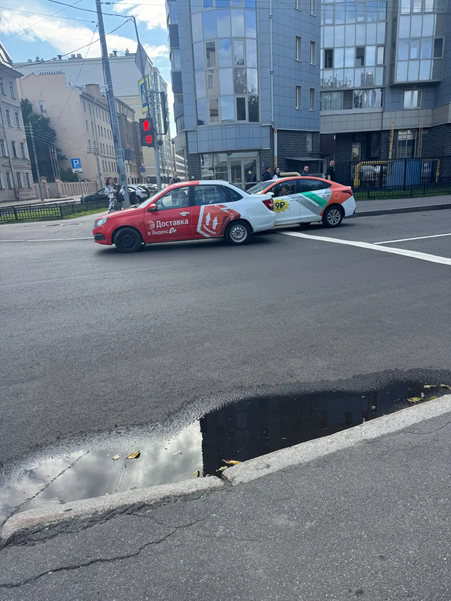 На Заозёрной встретились две тёти.