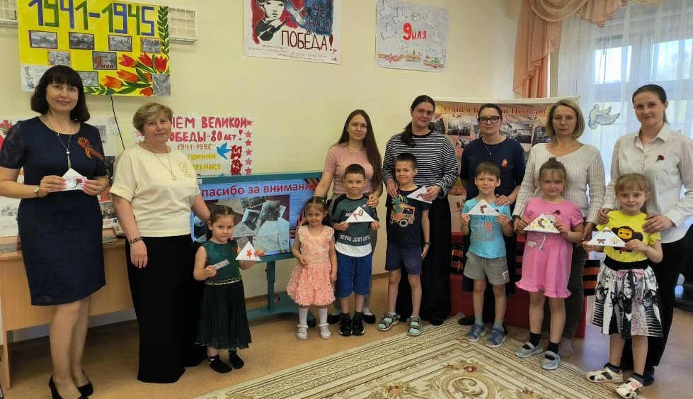 Сегодня прошла первая встреча  клуба  "Читаем детям о войне".
Юные слушатели познакомились с рассказ
