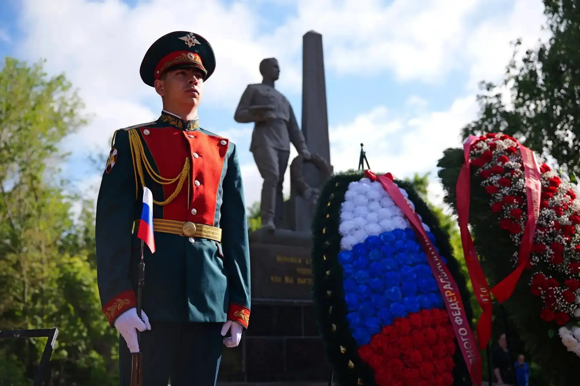 Церемония возложения цветов в честь Дня памяти и скорби
 
🎖 22 июня в нашей стране отмечается День 