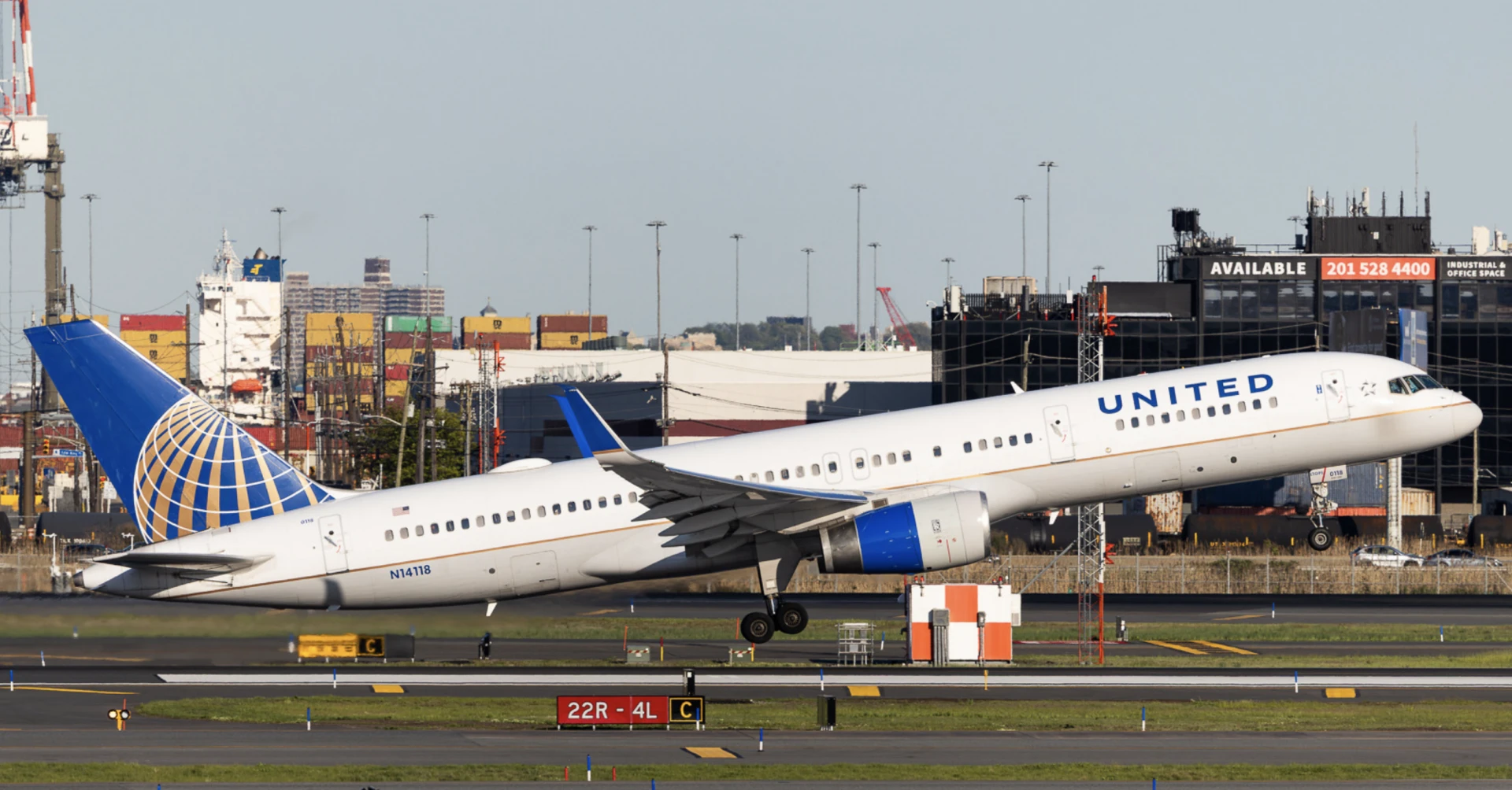 ✈️ United 757 вернулся в Дублин из-за сильного запаха топлива на борту