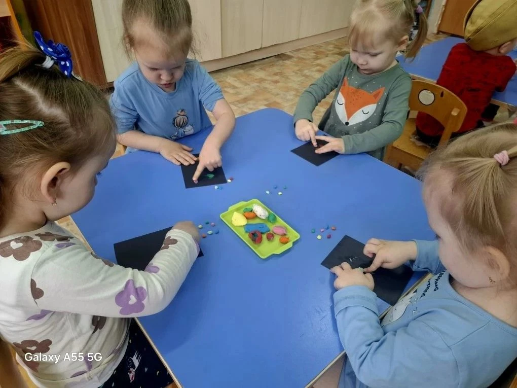 🎉 Волшебный салют от самых маленьких художников!🎉 
Сегодня в нашей ясельной группе случилось насто