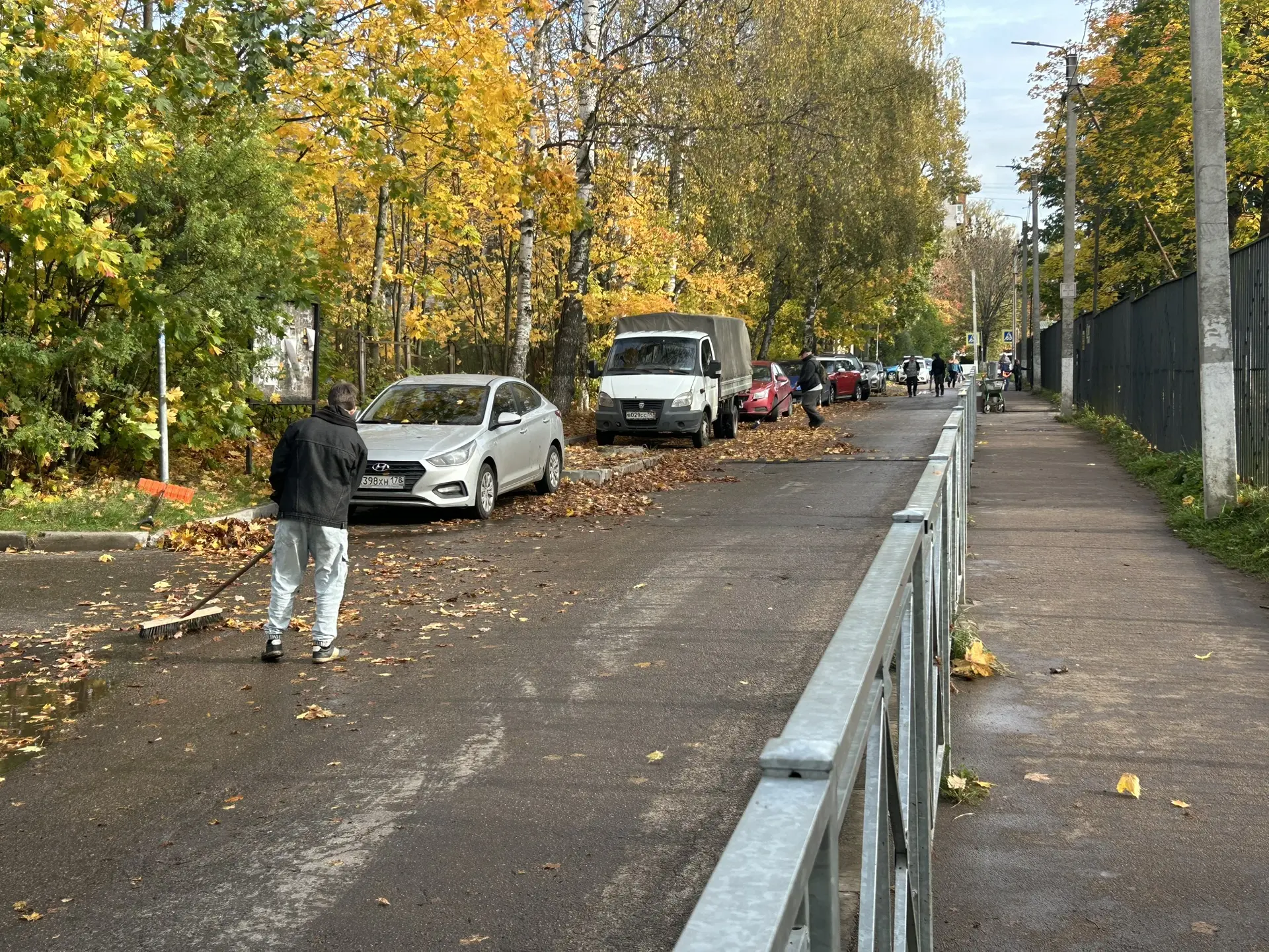 Продолжается уборка муниципальных территорий поселения. Сейчас на ул. Шпака.