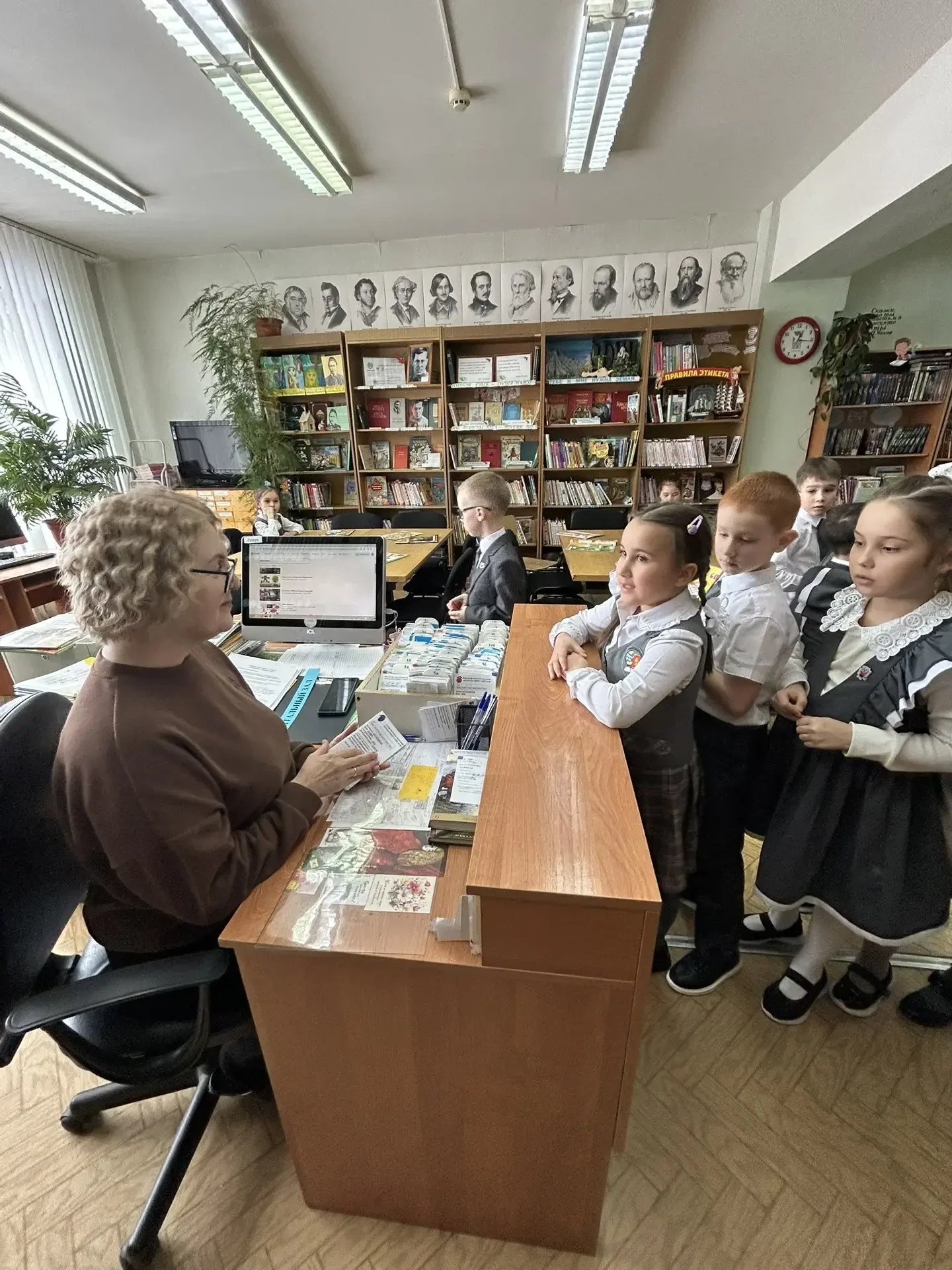 Ученики первых классов закончили букварь, провели праздник прощания с ним, а сегодня у учеников 1Б к