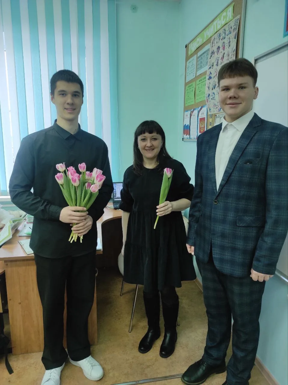 🌸 «Вам, любимые!»  6 марта утро в гимназии было особенным и полным радости! Старшеклассники встретил