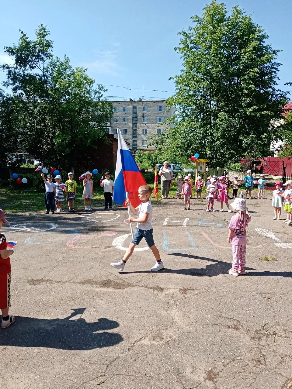 Светит солнце в небе  синем,
Улыбаясь нам с тобой.
Это всё - моя Россия,
Это всё - мой край родной!
