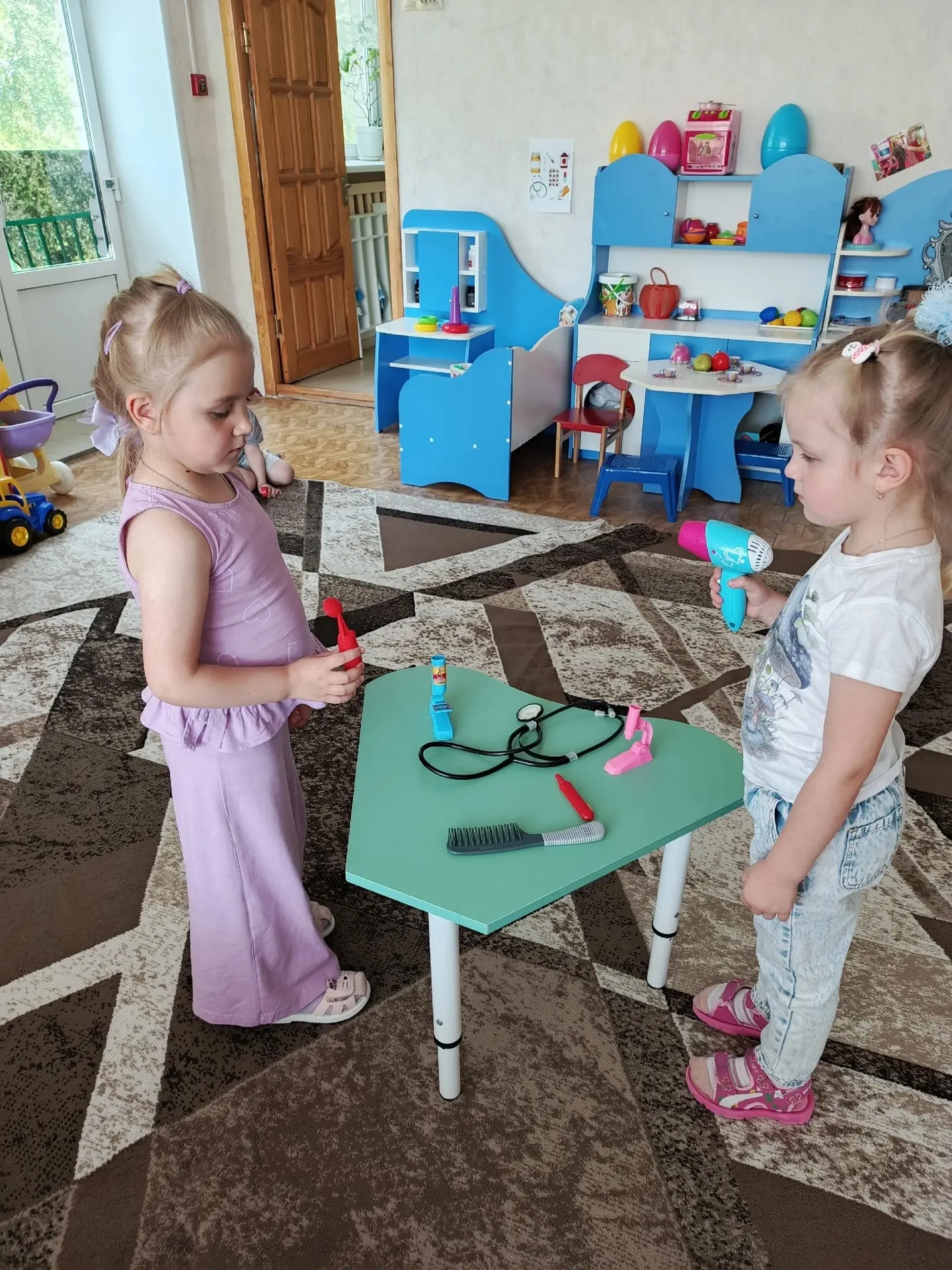 В нашем детском саду 🏡 прошёл тематический день «Работа мамы и папы»👫. 

На протяжении дня дети от