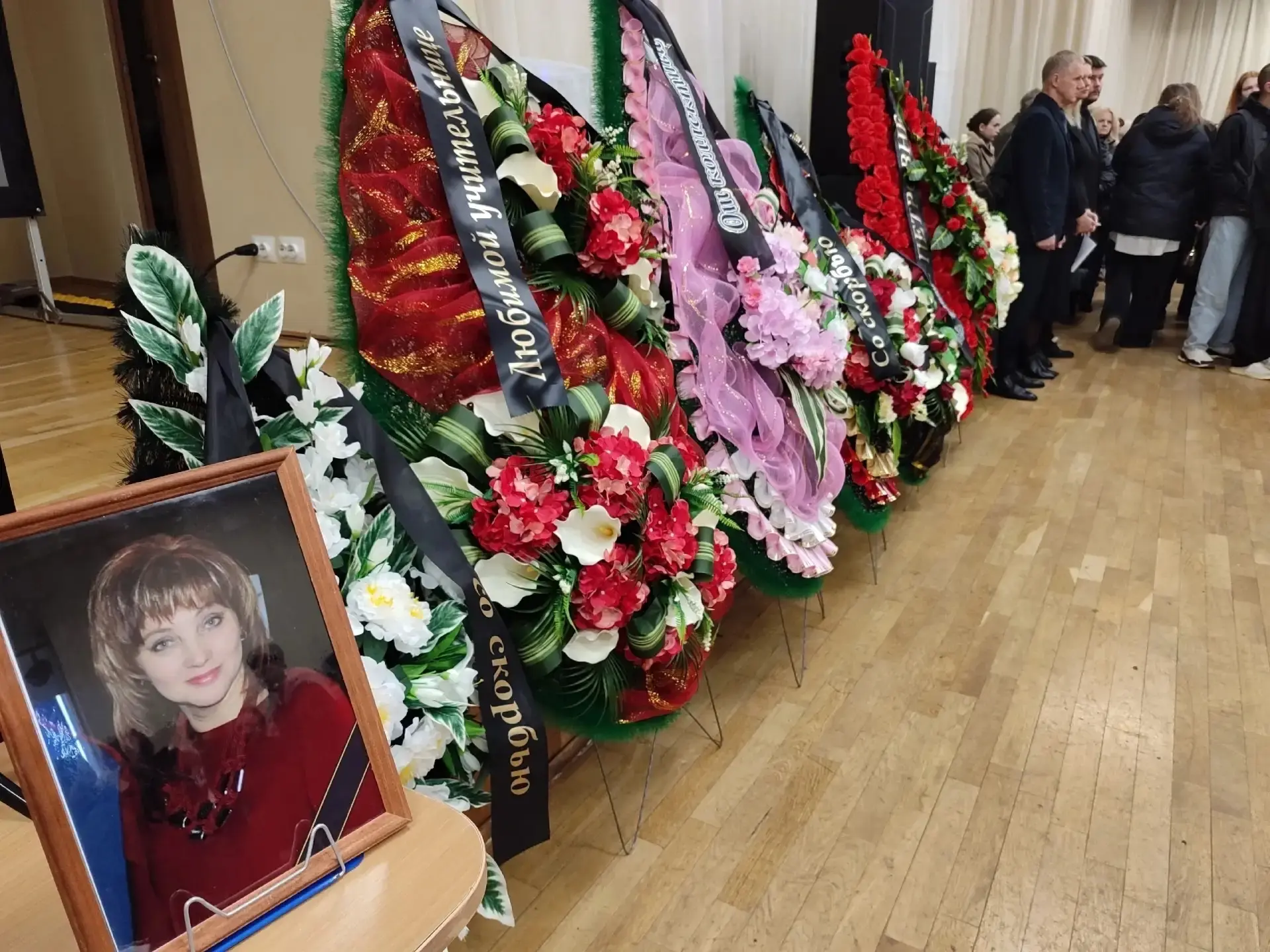 🕯 ПАМЯТЬ УЧИТЕЛЯ УВЕКОВЕЧАТ: после трагедии идет суд над подростком