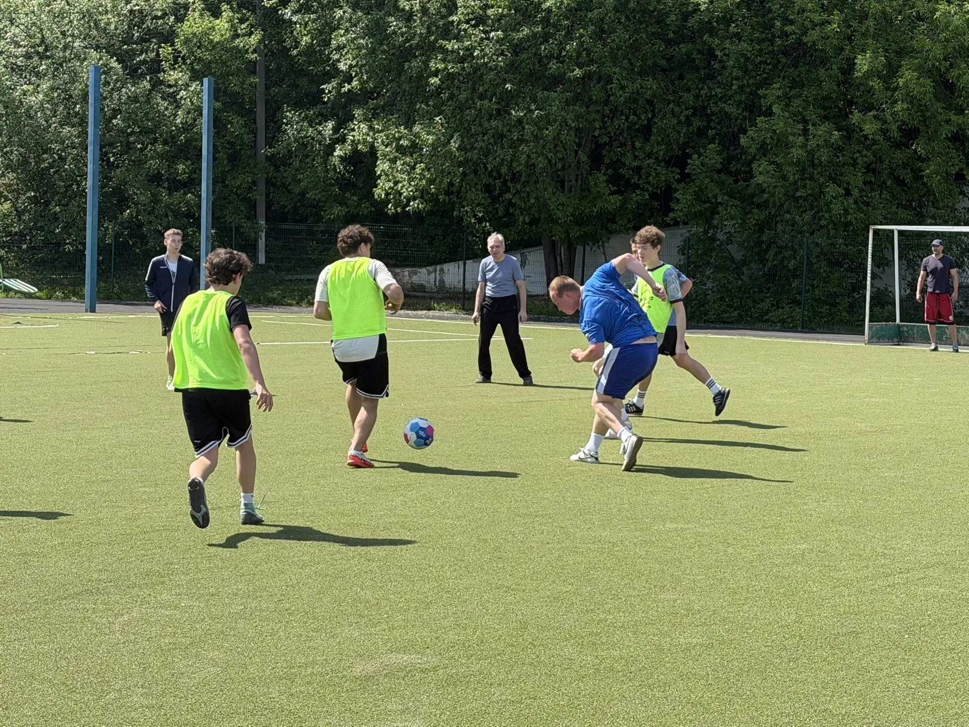 🏆 Матч года в школе 135! ⚽  Вчера на стадионе прошла традиционная встреча по футболу между командой 