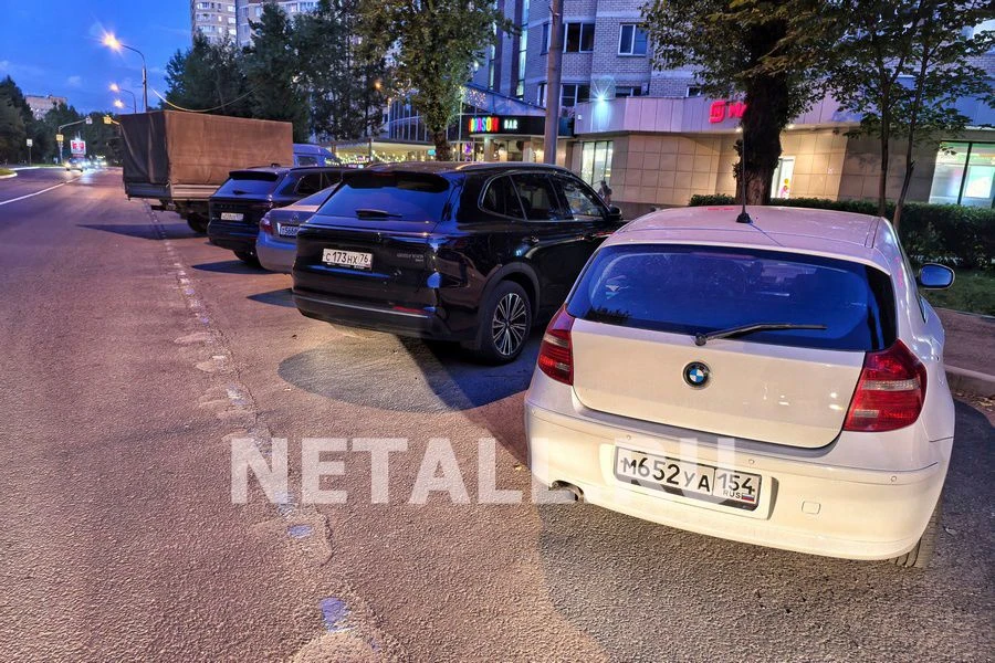 На улице Юности убрали разметку платной парковки