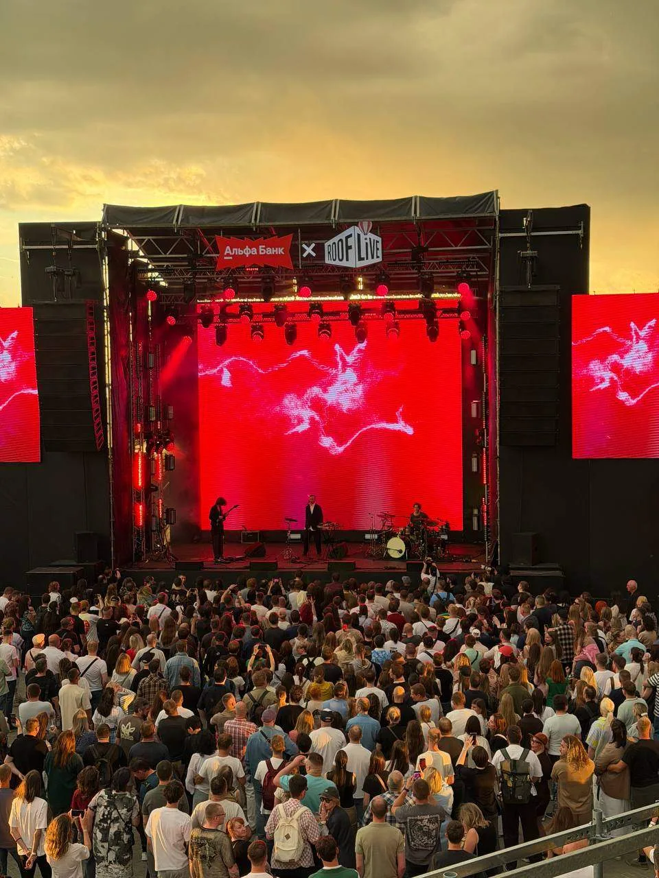 В Самаре на крыше ТЦ "Аврора Молл" сегодня открылся фестиваль Roof Live. Но концерт Дел...