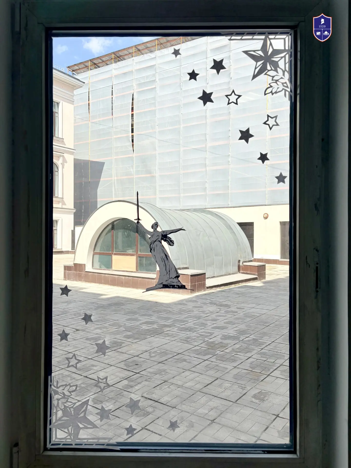 Окна Победы: память, которую мы храним 💫  7 мая в корпусе в Обыденском переулке окна школы «заговори