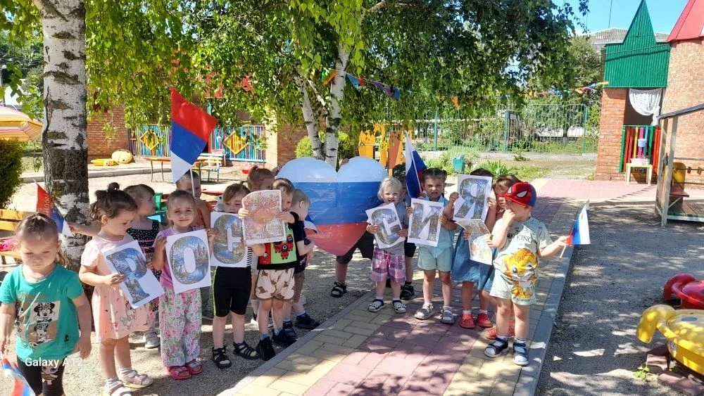 🇷🇺  Наши ребята разновозрастной: младшей-средней группы превратились в настоящих художников-патрио