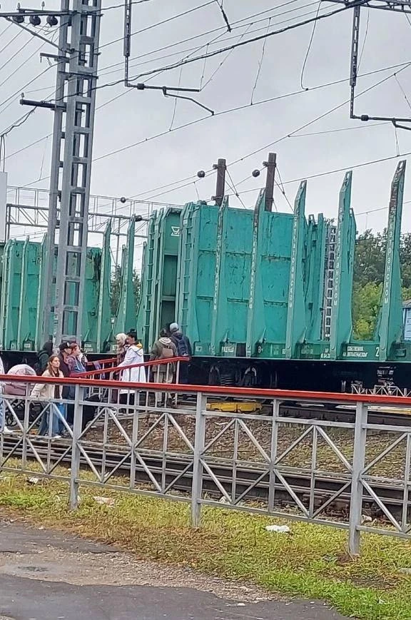 Люди продолжают рисковать жизнью, переходя железную дорогу в Балабанове

Поезда регулярно останавлив
