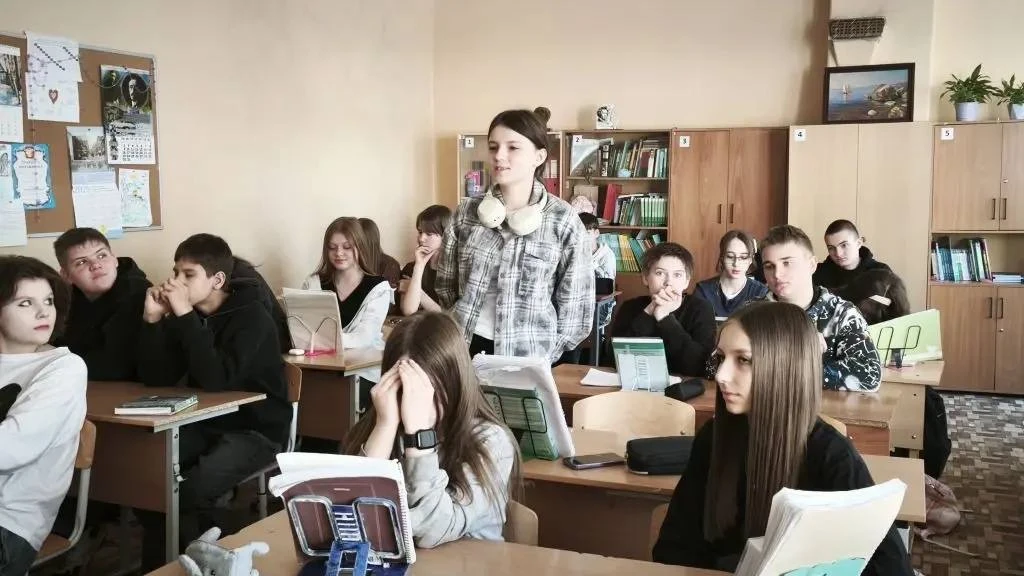 📚Библиотечные уроки!  7️⃣классы погрузились в «Серебряный век»!  Ребята ворвались в эпоху гениев: чи