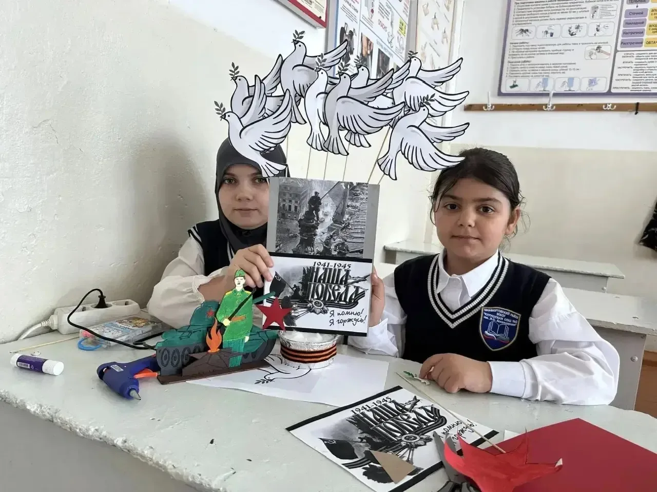 🎖️ Память поколений: ученики и учитель труда создали поделку ко Дню Победы  В преддверии 9 Мая в наш
