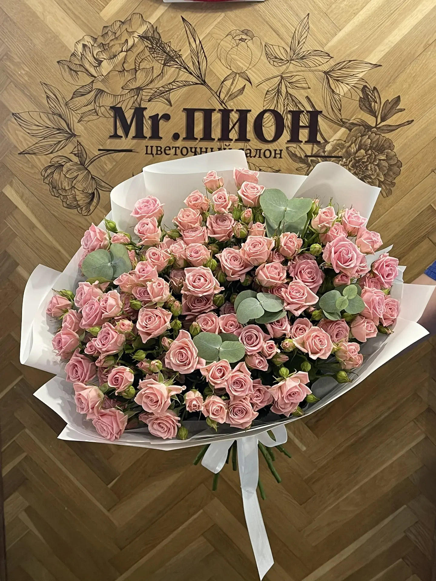 Большой стильный монобукет из шикарных кустовых роз🥰
