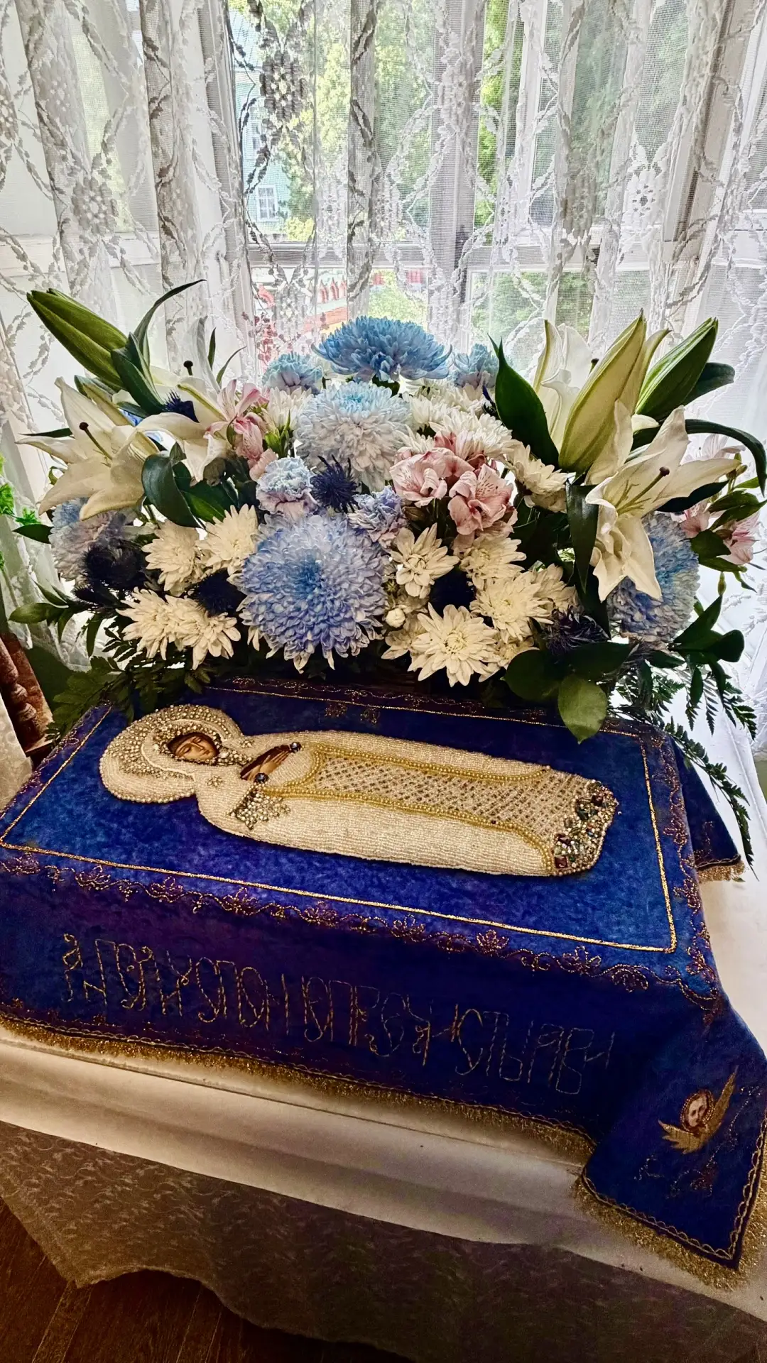 Со всех концов земли стекаются люди туда, к Ее гробу.