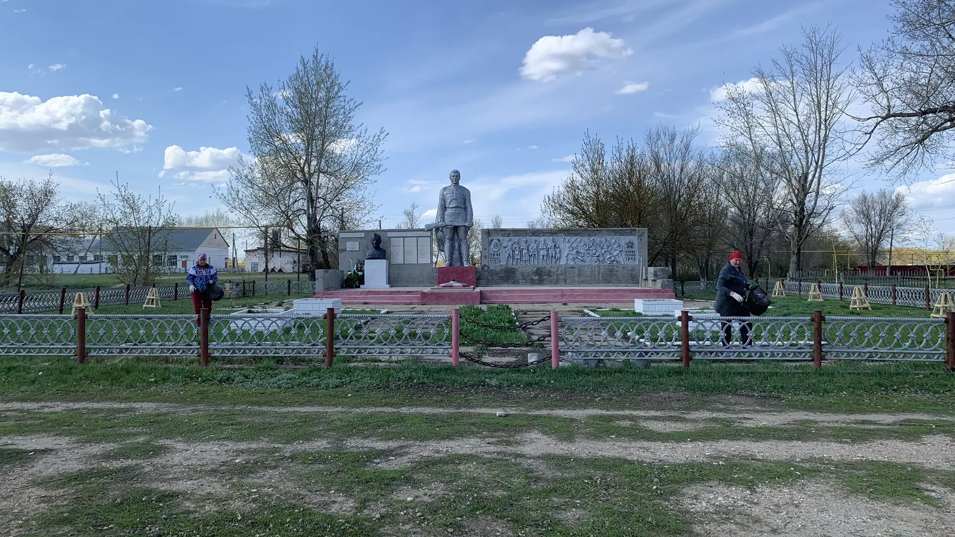 Сотрудниками администрации проведен субботник по уборке и покраске Мемориала павшим в г...