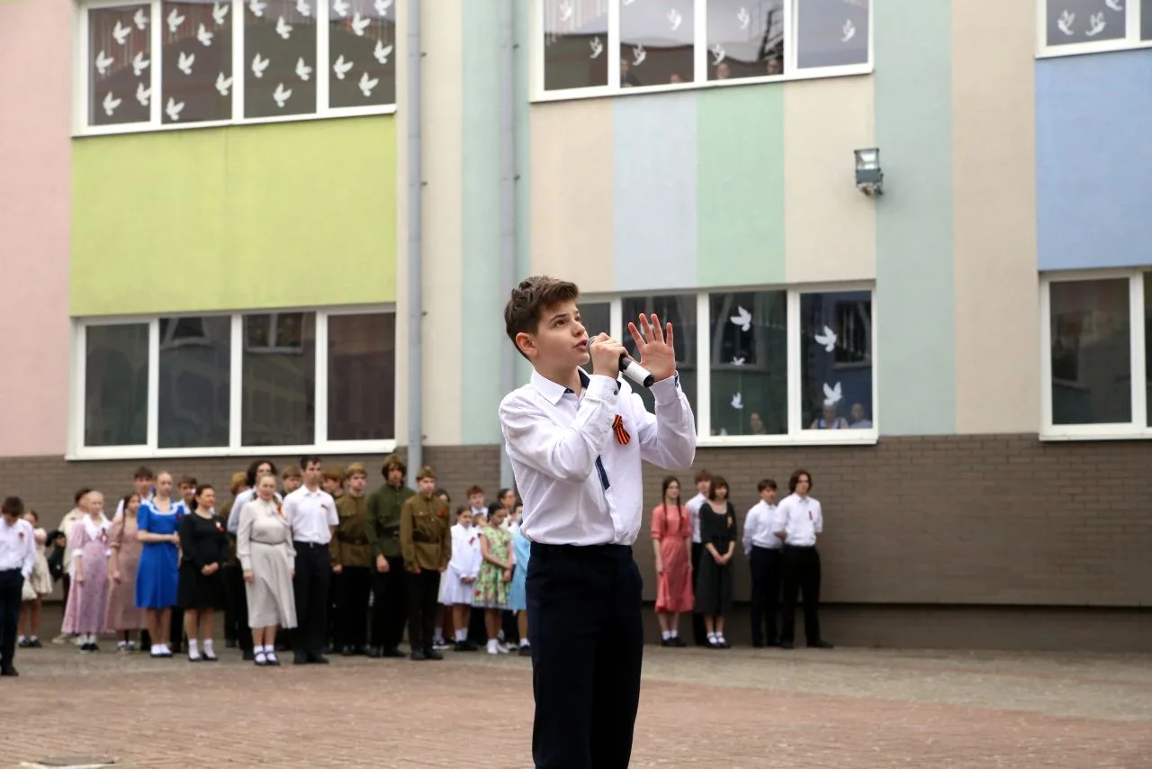 В нашей школе состоялась особая торжественная линейка, посвящённая Дню Победы. Атмосфера была наполн