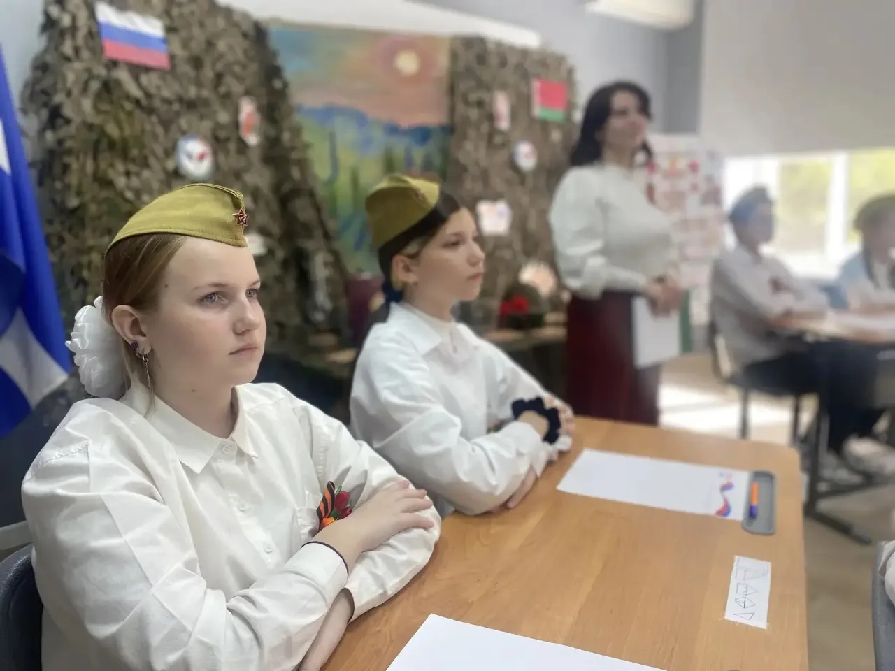 🇷🇺🤝🇧🇾 Сквозь поколения: как наши школьники встретились с друзьями из Минска накануне 9 Мая.   💫 «Мос